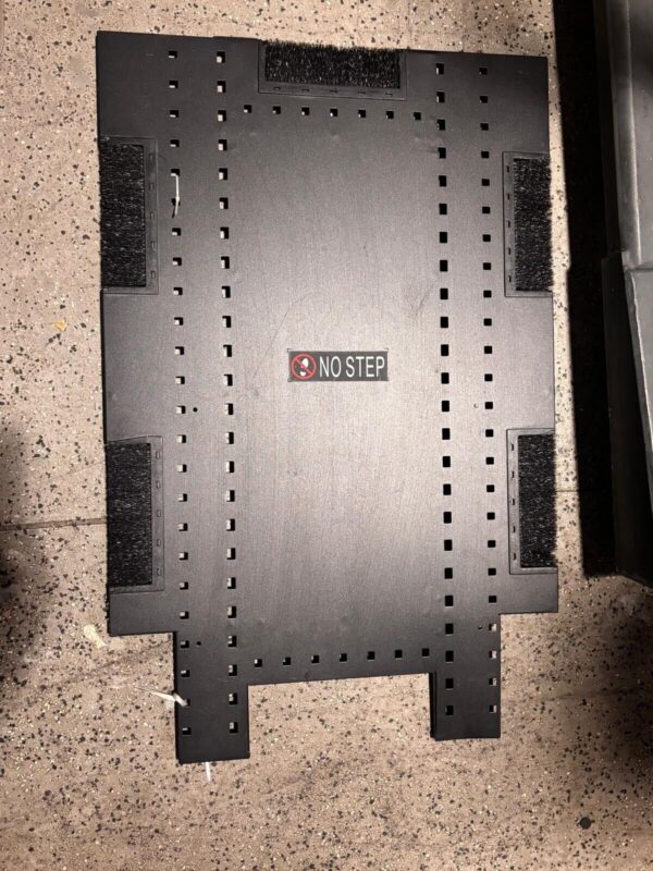 APC NetShelter SX Server Rack Enclosure 42U Black 1991Hx600Wx1070Dmm AR3100 - Image 6