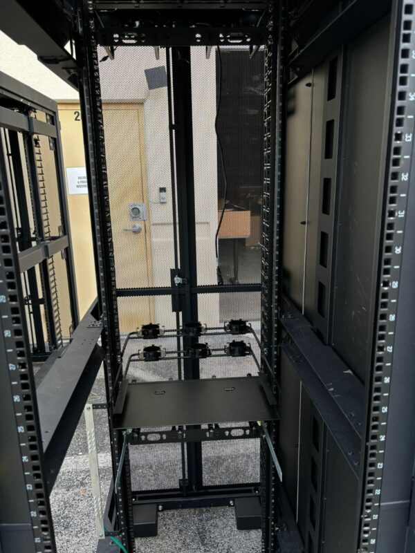 Panduit 42U Server Rack Cabinet Enclosure 700mmx42RUx1200mm "door hinge missing" - Imagen 5