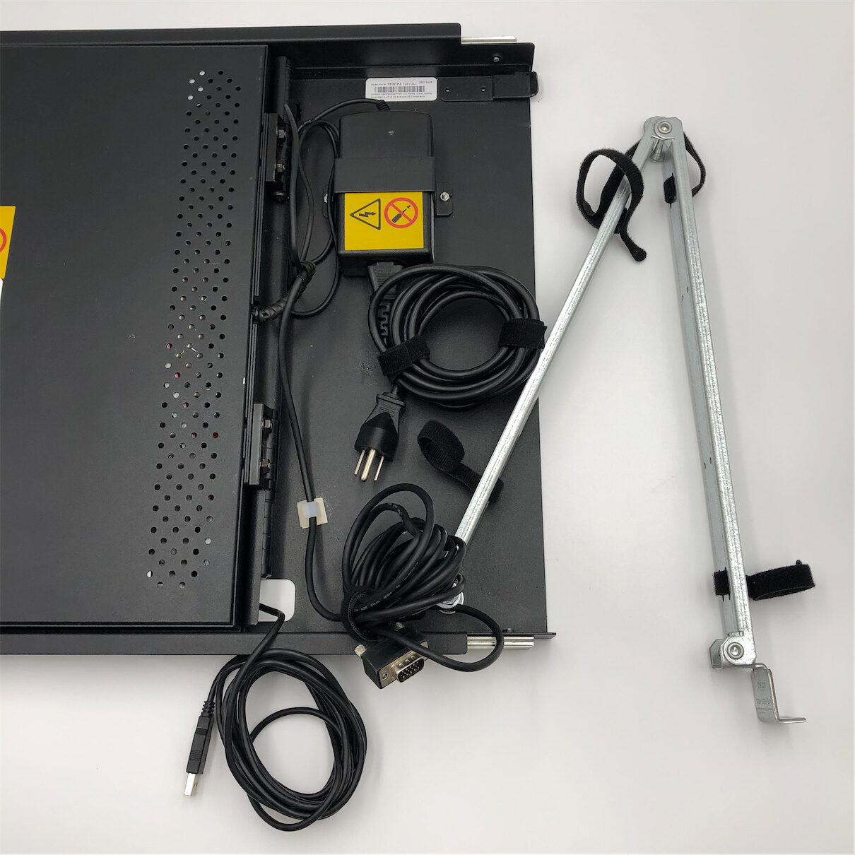 IBM 7316-TF3 Flat Panel Console Kit "No Rails" "Italian keyboard" 7316-TF3 - Image 4