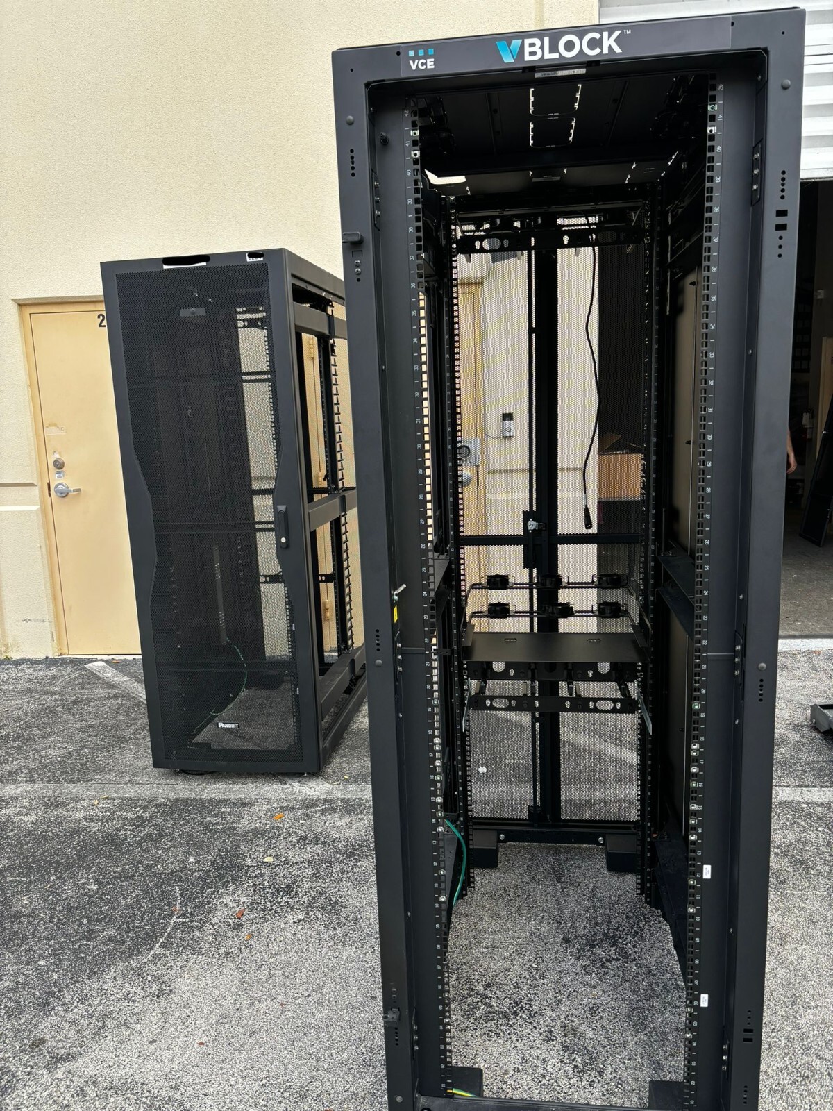 Panduit 42U Server Rack Cabinet Enclosure 700mmx42RUx1200mm "door hinge missing" - Image 2