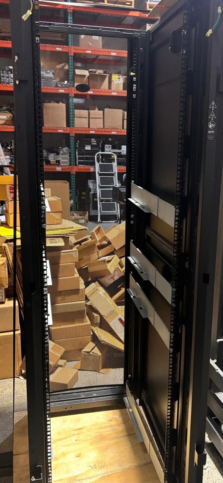 APC NetShelter SX Server Rack Enclosure 42U Black 1991Hx600Wx1070Dmm AR3100