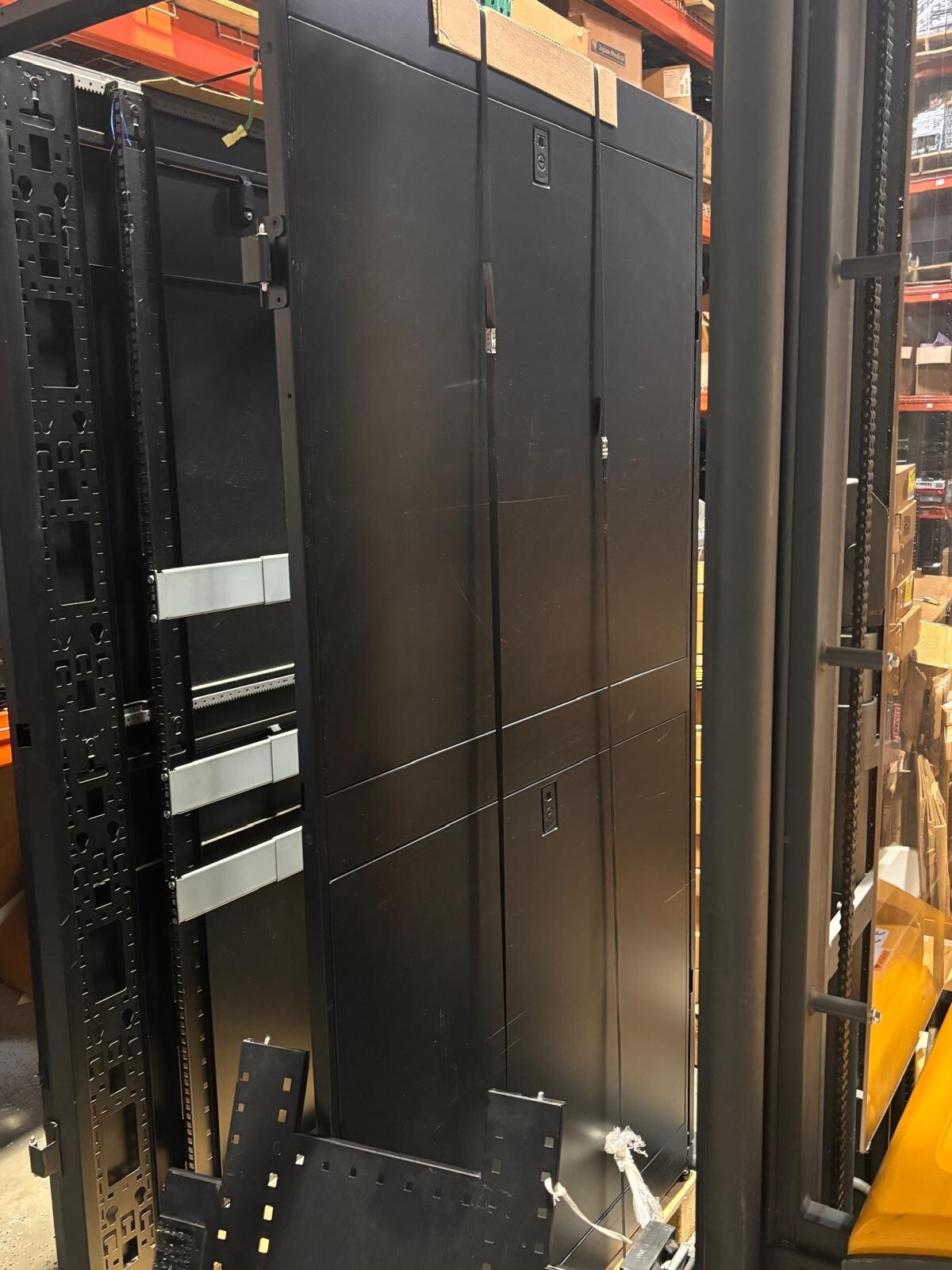 APC NetShelter SX Server Rack Enclosure 42U Black 1991Hx600Wx1070Dmm AR3100 - Imagen 2