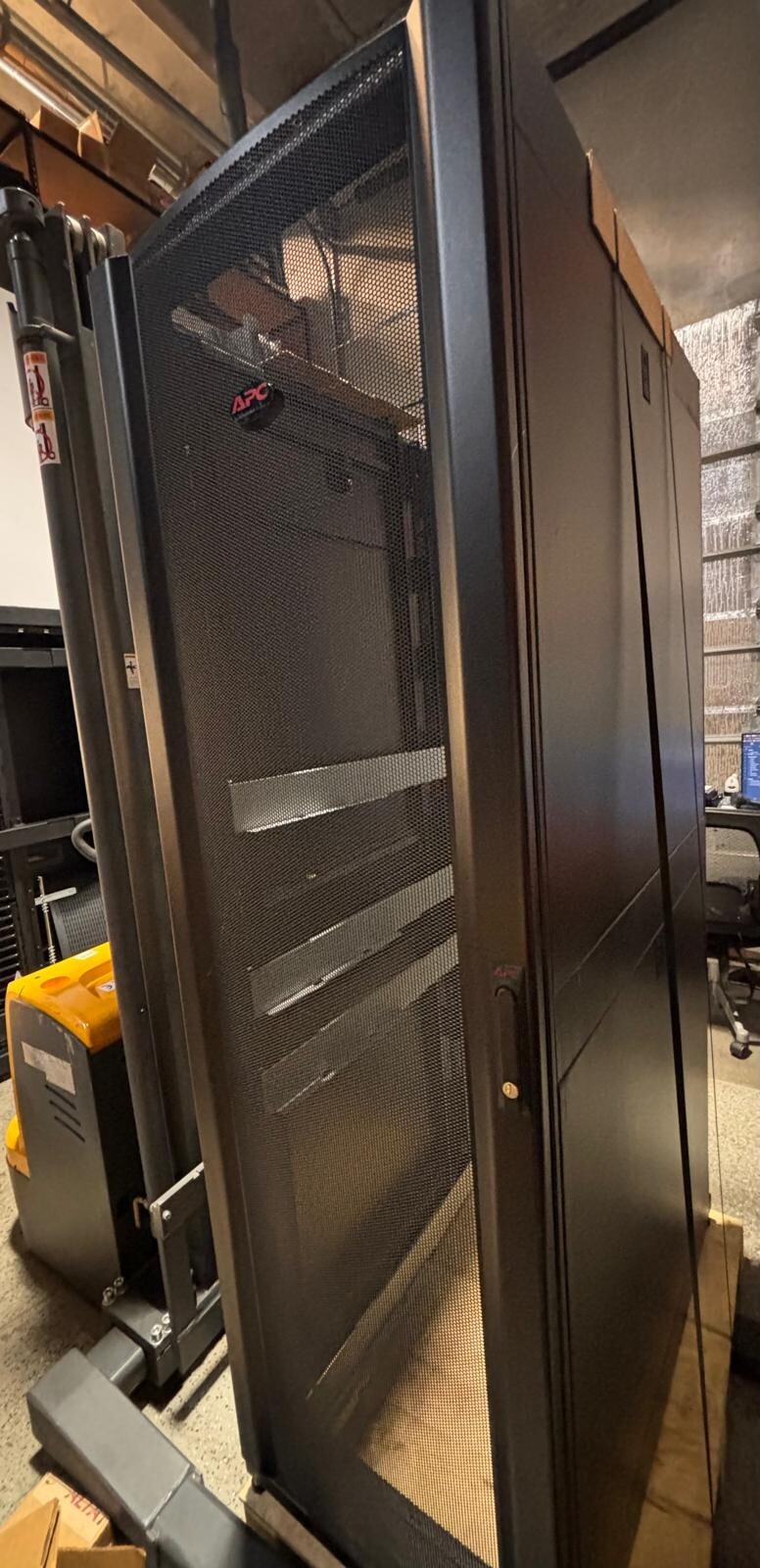 APC NetShelter SX Server Rack Enclosure 42U Black 1991Hx600Wx1070Dmm AR3100 - Imagen 3