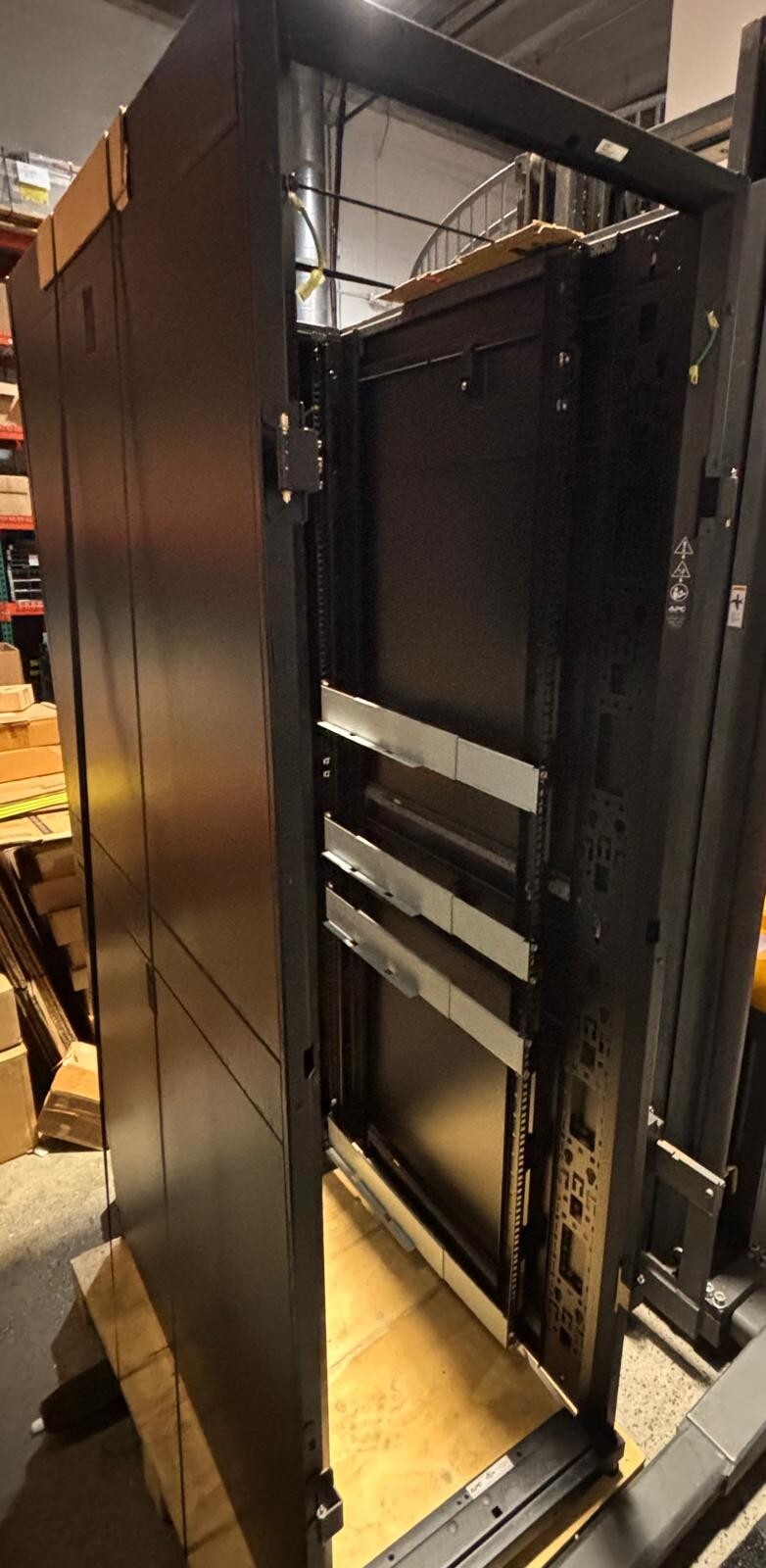 APC NetShelter SX Server Rack Enclosure 42U Black 1991Hx600Wx1070Dmm AR3100 - Imagen 4