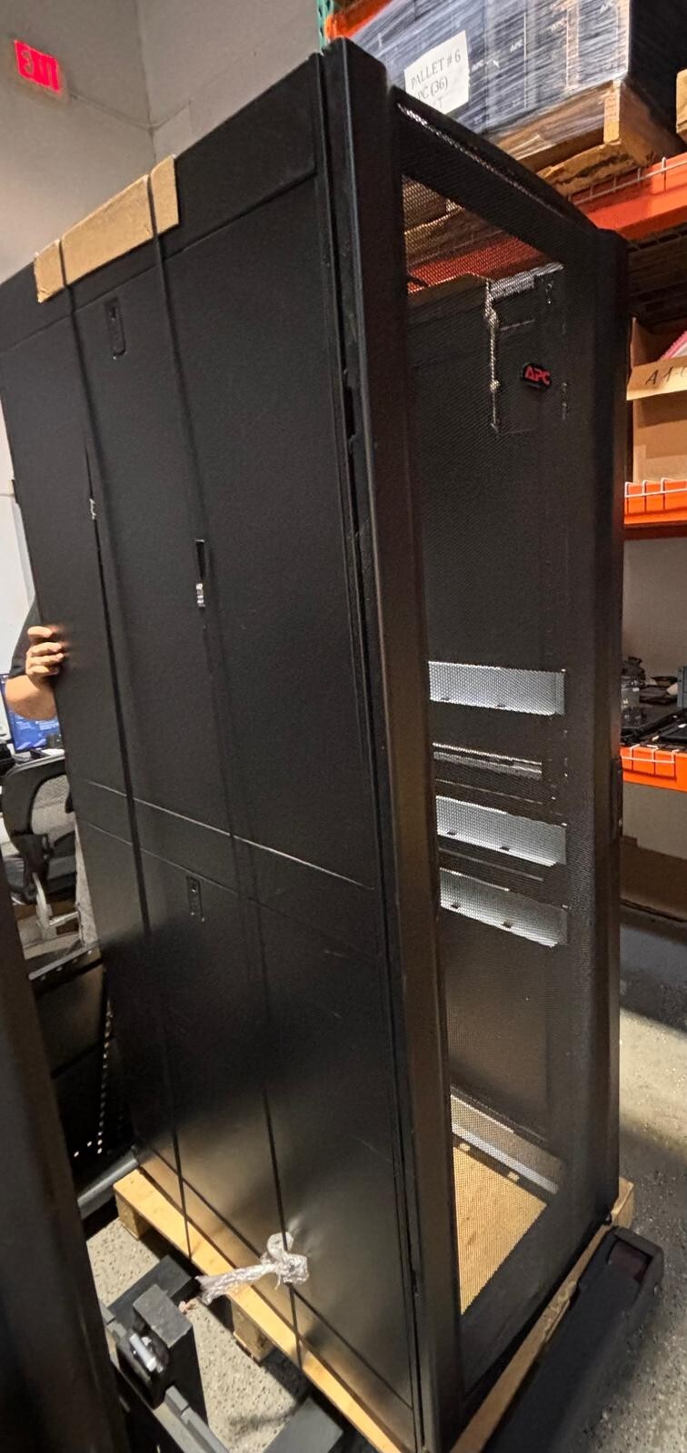 APC NetShelter SX Server Rack Enclosure 42U Black 1991Hx600Wx1070Dmm AR3100 - Imagen 5