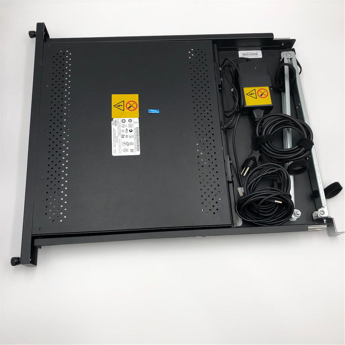 IBM 7316-TF3 Flat Panel Console Kit "No Rails" "Italian keyboard" 7316-TF3 - Image 3